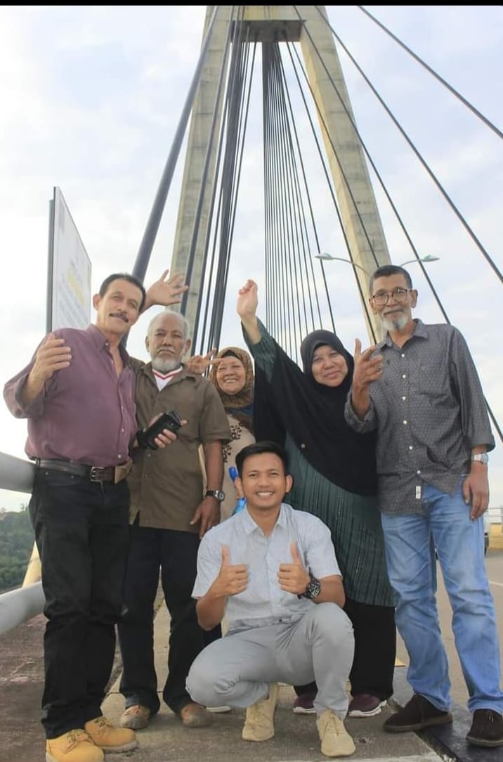 Rombongan berfoto di kawasan jembatan